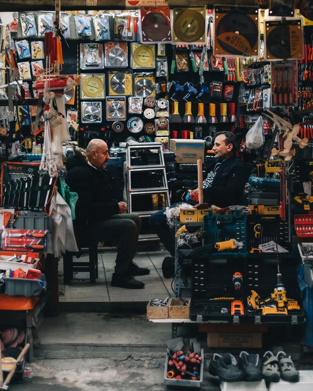 Operador revisando el stock en una bodega
