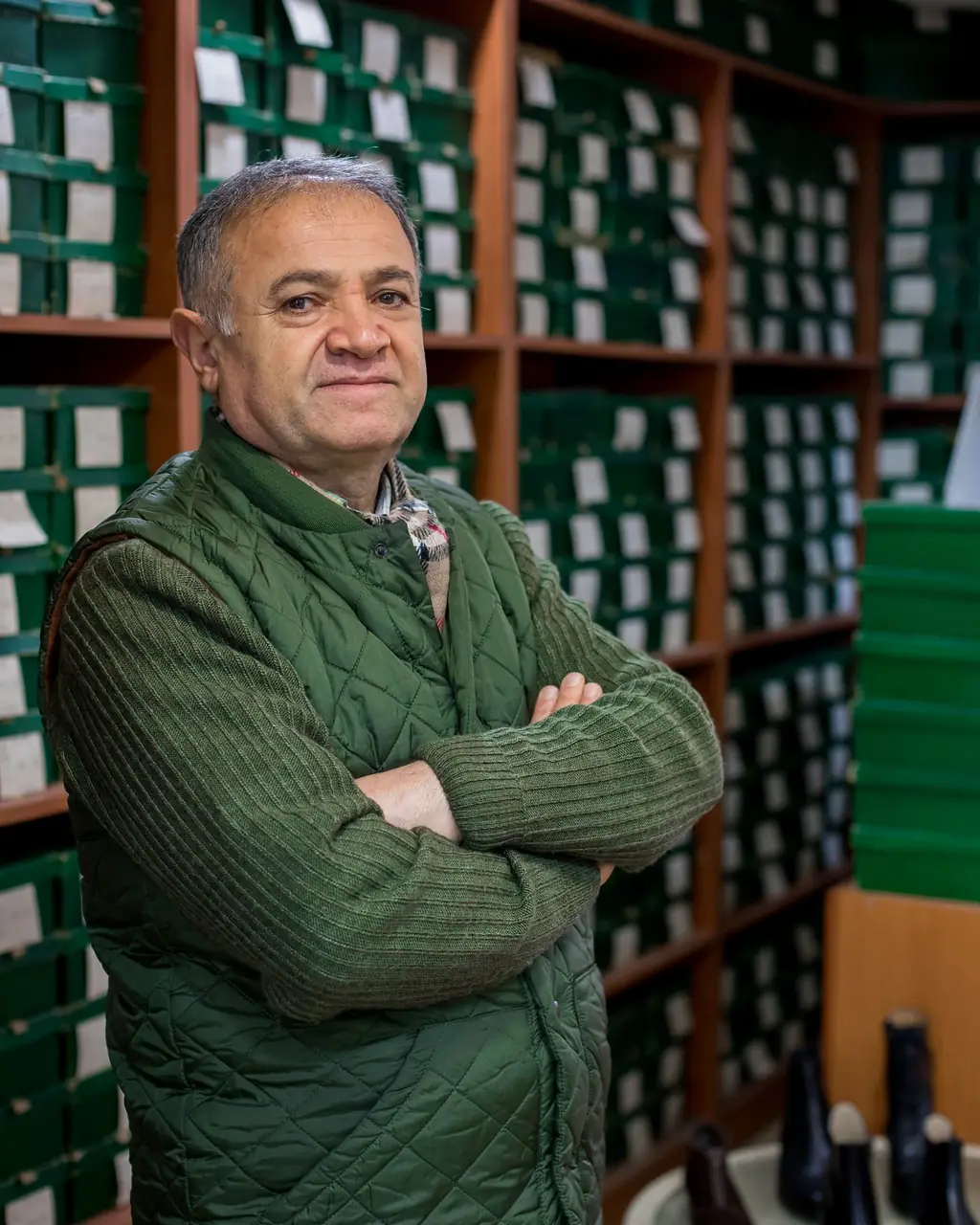 Dueña de un comercio revisando sus productos en el local